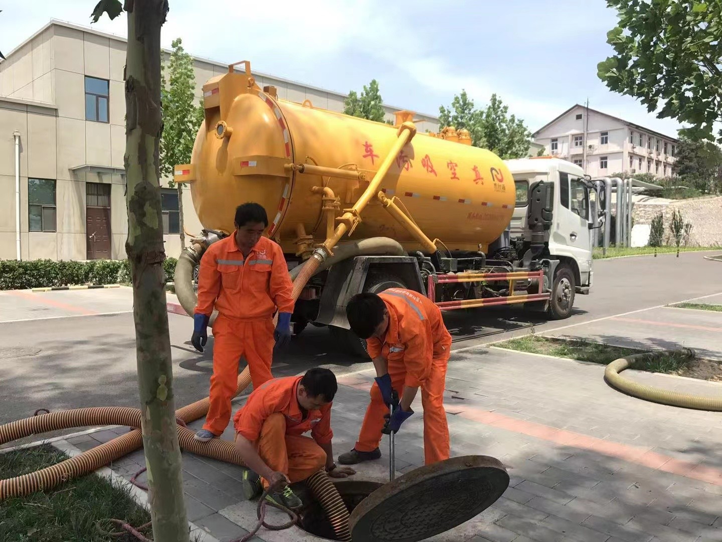 抚宁管道疏通车停在窨井附近